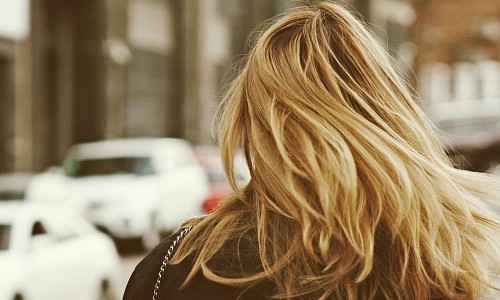 Golden blonde females hair from behind
